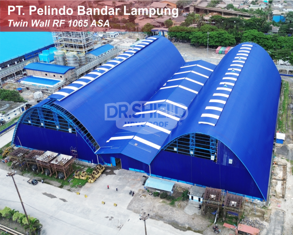 Atap UPVC DR.SHIELD berwarna biru terpasang pada area pergudangan PELINDO Bandar Lampung, menggunakan sistem Twin Wall RF 1065 ASA.